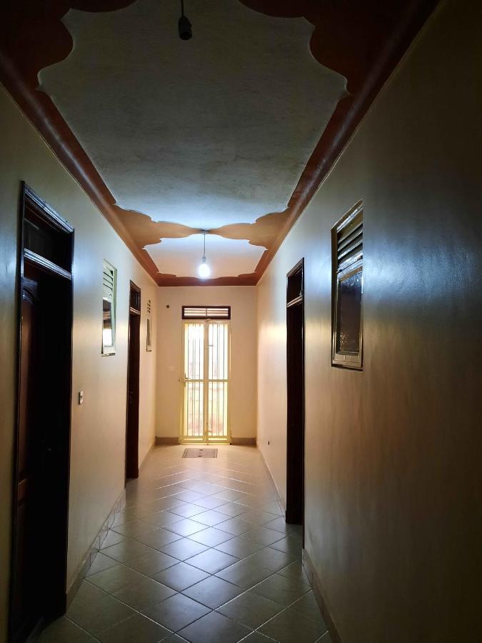 Airport Side Hotel Энтеббе Экстерьер фото
