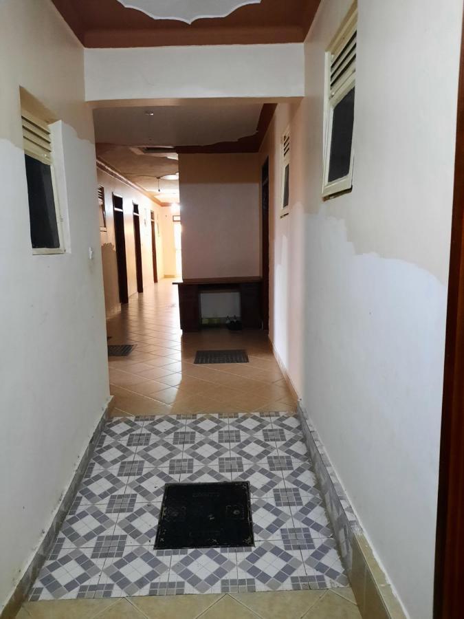 Airport Side Hotel Энтеббе Экстерьер фото